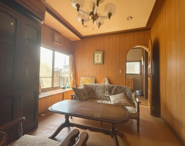 中古戸建　熊谷市中西1丁目の居間・リビング|陽当たり良好な応接室！お客様を通すお部屋なので玄関近くにある便利な間取りになります！