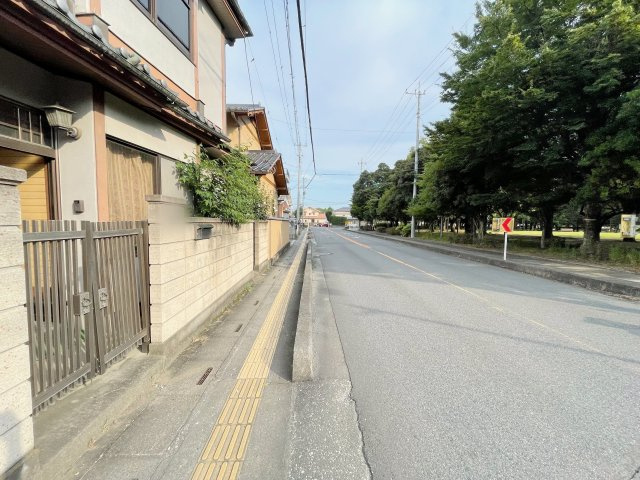 中古戸建　熊谷市中西1丁目の前面道路含む現地写真|中央公園近くの閑静な住宅街に佇む一軒家です！前面道路幅も広く市道へのアクセスも良好です！