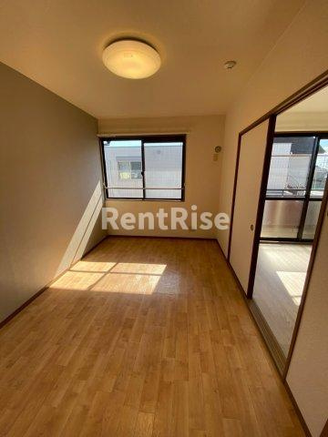 ファミールＳの居間・リビング|洗面所