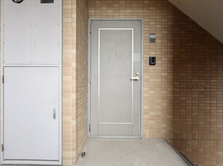 【その他共用部分】 | 皆様をお迎えする、お部屋の玄関ドア。開けやすさや開放角度、ドアノブの操作しやすさや鍵の形状などを、現地で一度ご確認ください。～即日のご見学可能～　お問合せはお気軽にどうぞ。
