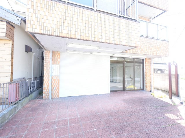 岩井川ハイツのエントランス