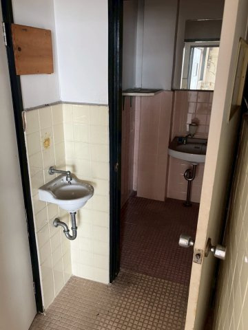 錦町ビルの洗面所|明るい洗面所です