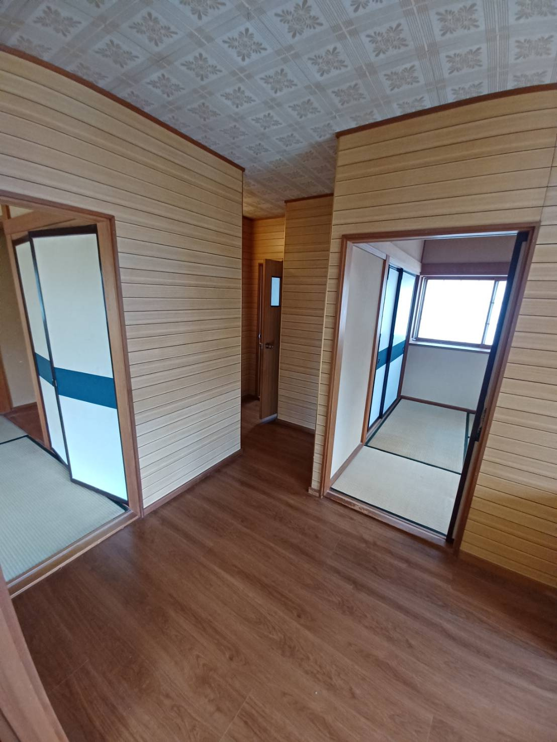 日渡戸建の玄関