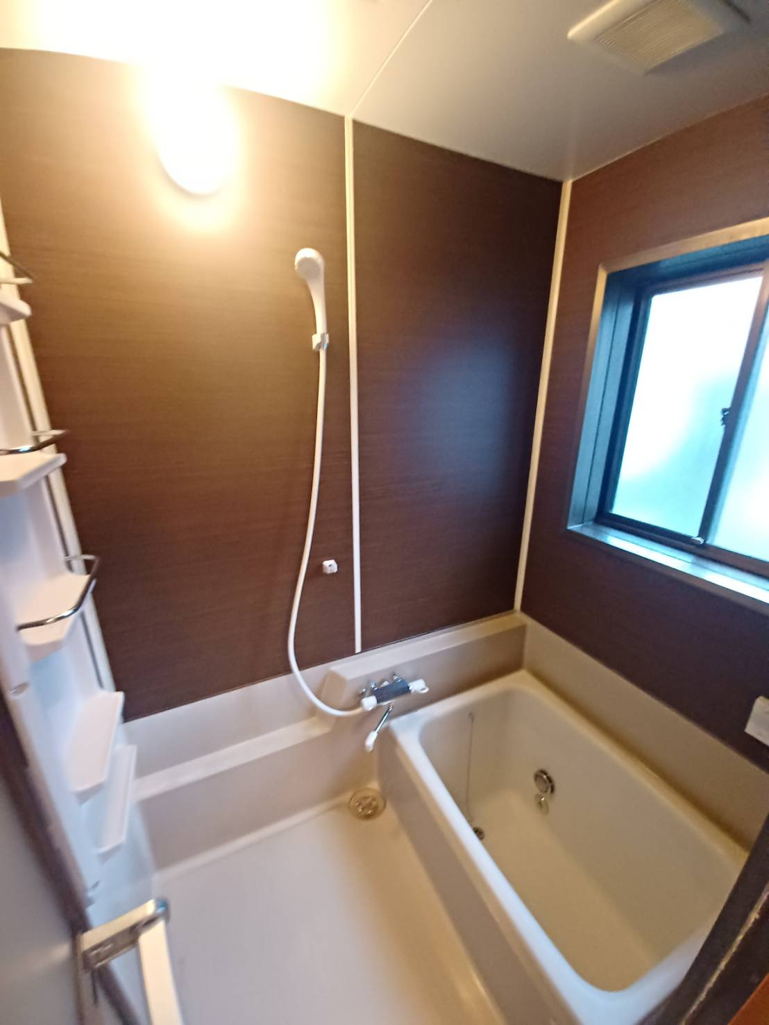 日渡戸建の浴室