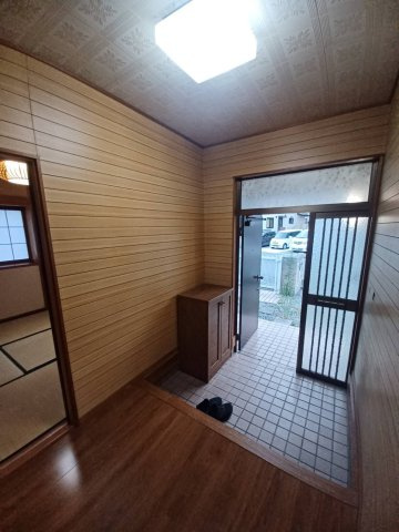 日渡戸建の玄関