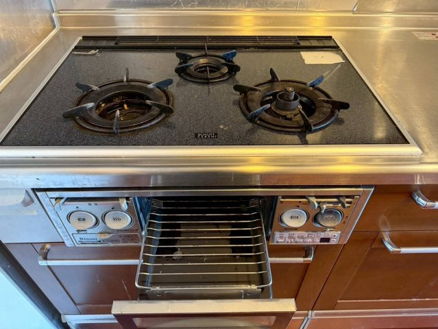 タワーシティ長崎タワーコートのキッチン|三口コンロで複数のお料理にも対応可能です。