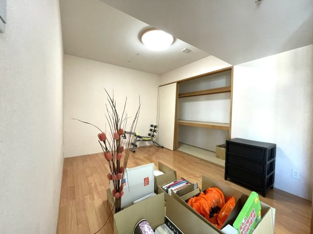 タワーシティ長崎タワーコートの洋室|リビング横の洋室を撮影したものです。