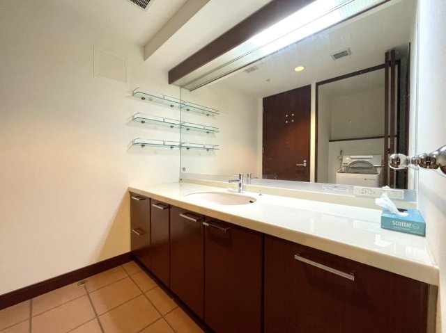 タワーシティ長崎タワーコートの独立洗面台|歯磨きや朝の支度など、大人が横並びでも余裕のある広々とした独立洗面台です。