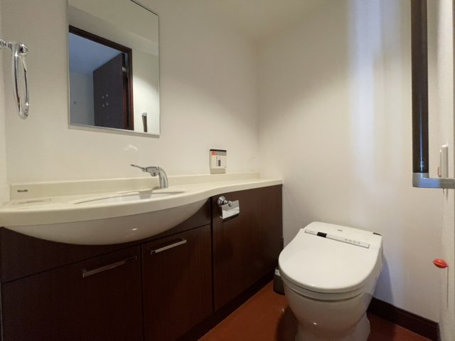 タワーシティ長崎タワーコートのトイレ|手洗い器付きの広々としたトイレ室です。