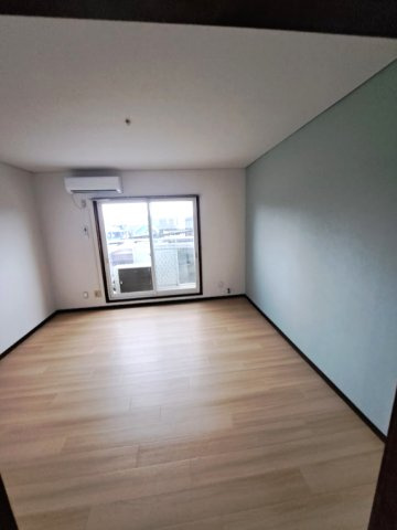 ミリオネアハウスの居間・リビング|8帖の広さで、ベッドも机も余裕。
勉強もリラックスも、この一部屋で完結。