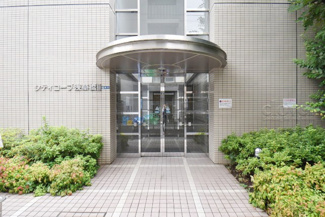 【エントランス】 | オートロックを備えた、マンションのエントランス。やはりセキュリティの観点は欠かすことができません。皆様を“安全”に送り出し、出迎えてくれます。～即日のご見学可能～　お問合せはお気軽にどうぞ。
