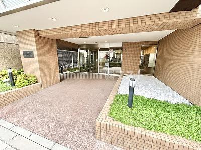エルセレーノ九条のエントランス