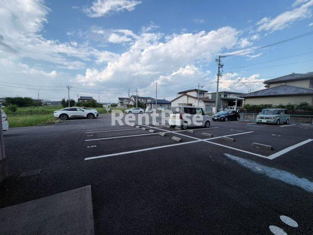 クレセール松岡２の駐車場