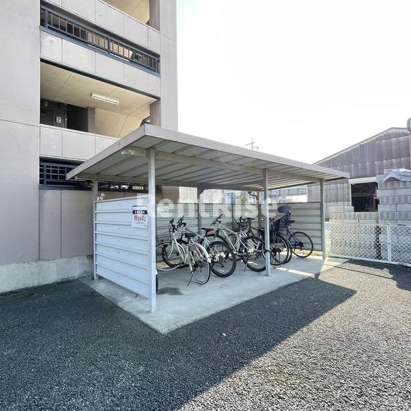 クレセール松岡２のエントランス