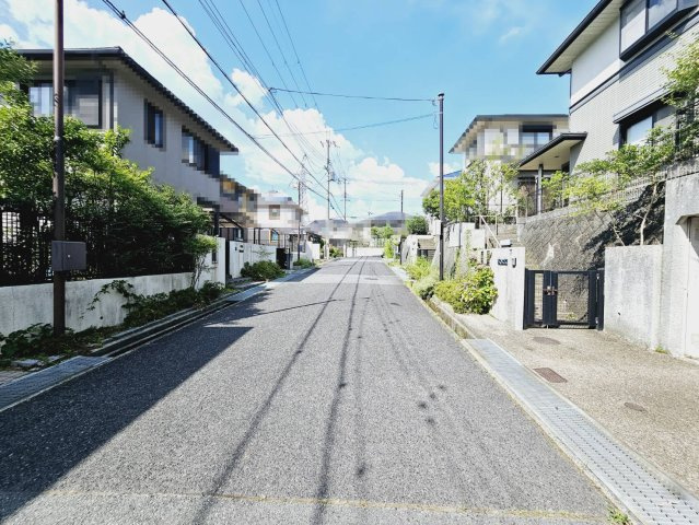 神戸市北区花山中尾台２丁目の中古一戸建の前面道路含む現地写真|■前面道路幅員約6ｍの公道に間口約11.9m接面