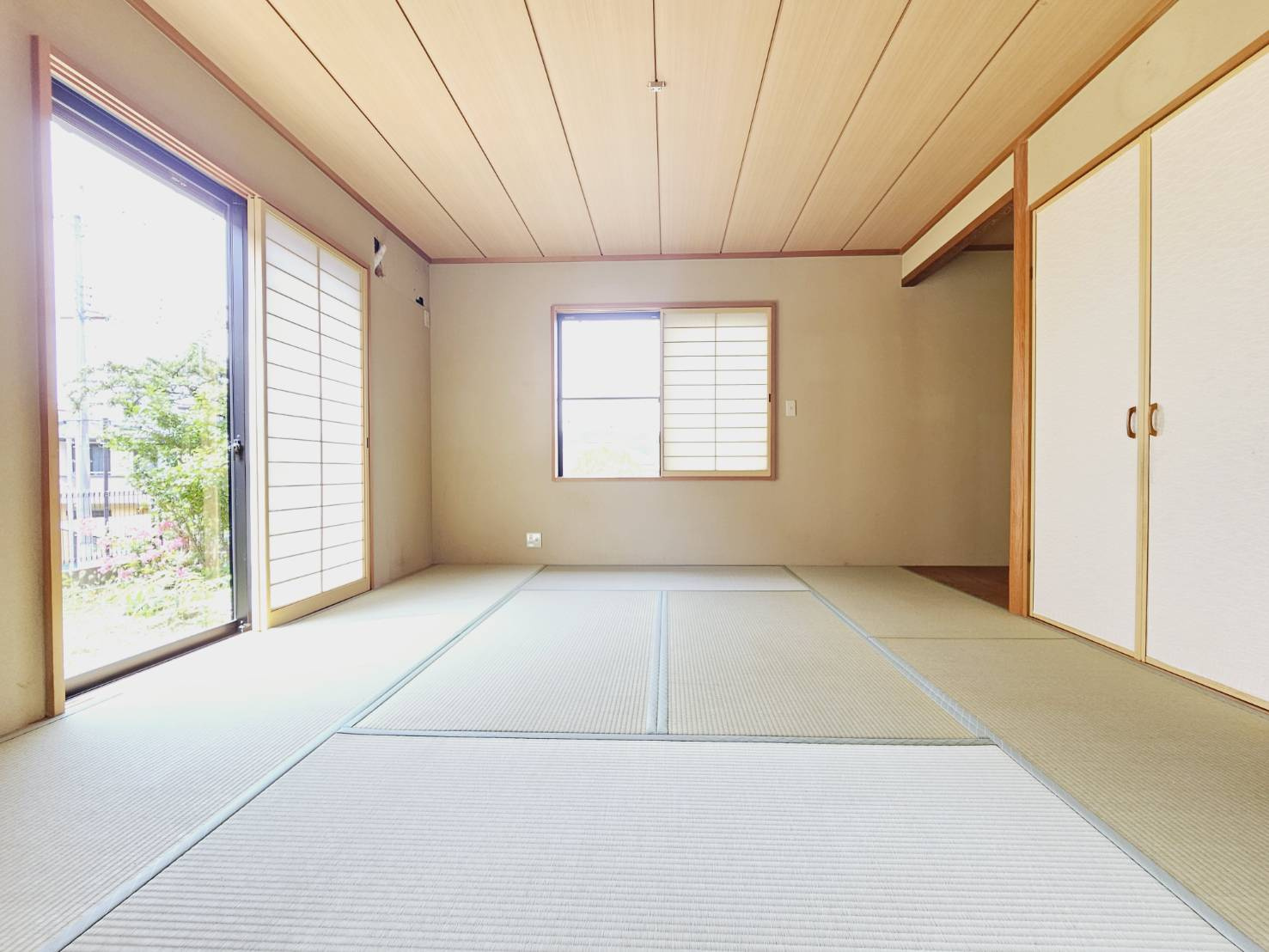 神戸市北区花山中尾台２丁目の中古一戸建の和室|■1階和室約8帖■2面窓■押入＋床の間あり