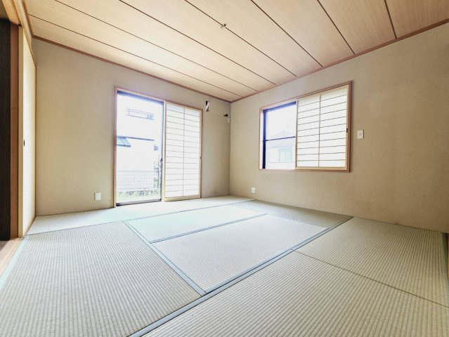 神戸市北区花山中尾台２丁目の中古一戸建の和室|■1階和室約8帖■2面窓■押入＋床の間あり