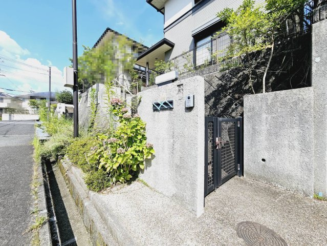 神戸市北区花山中尾台２丁目の中古一戸建の玄関|■TVモニターホン■ポスト