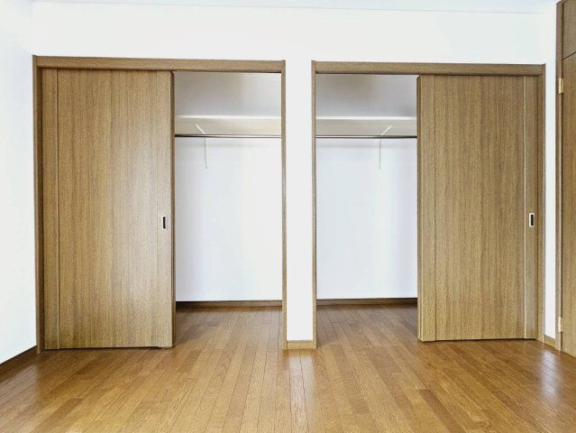 神戸市北区花山中尾台２丁目の中古一戸建の収納|■2階洋室約8帖のダブルクローゼット