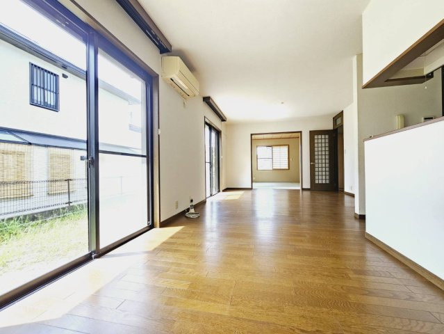 神戸市北区花山中尾台２丁目の中古一戸建の居間・リビング|■LDK約18帖＋和室約8帖の合計約26帖■窓も大きく多く大変明るい室内