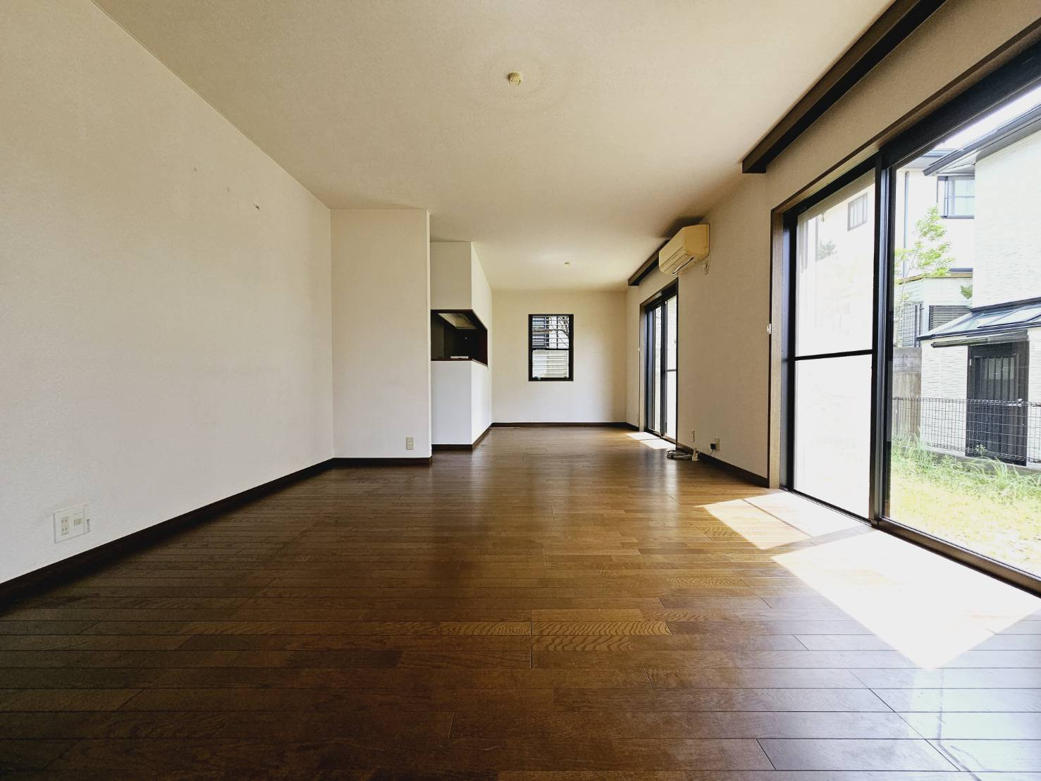 神戸市北区花山中尾台２丁目の中古一戸建の居間・リビング|■LDK約18帖■会話弾む対面システムキッチン■窓も大きく多く明るい室内