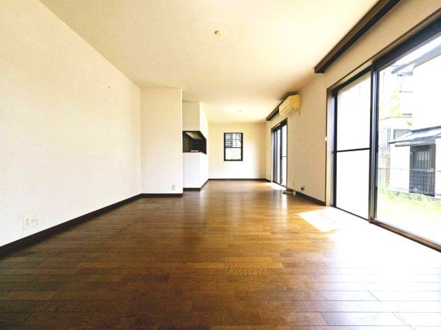神戸市北区花山中尾台２丁目の中古一戸建の居間・リビング|■LDK約18帖■会話弾む対面システムキッチン■窓も大きく多く明るい室内