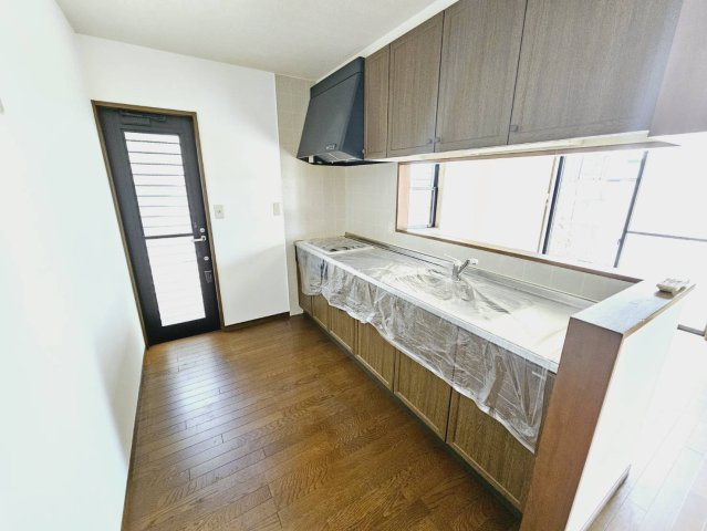 神戸市北区花山中尾台２丁目の中古一戸建のキッチン|■会話弾む対面システムキッチン■勝手口あり■床下収納あり
