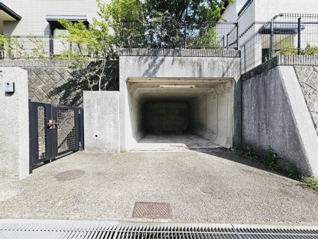 神戸市北区花山中尾台２丁目の中古一戸建の駐車場|■【掘込車庫サイズ】幅約3m×奥行約5.3m×高さ約1.85m■【カースペースサイズ】幅約2.2m×奥行約4.1m