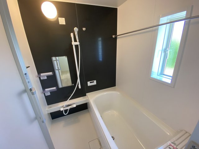 ～本日のご見学も可能です～　【新築建売住宅】　いわき市仁井田町　第2　5号棟の浴室|■□■ユニットバスの写真です■□■　高断熱浴槽なので、温めたお湯の熱を逃がしにくくし、しっかり断熱してくれるので、入浴の時間帯がバラバラでも安心ですね♪