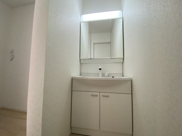 ～本日のご見学も可能です～　【新築建売住宅】　いわき市仁井田町　第2　5号棟の独立洗面台|■□■洗面所の写真です■□■　使い勝手の良い洗面台は、奥様の身支度の時間も楽しくなりそうですね。