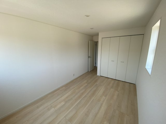 ～本日のご見学も可能です～　【新築建売住宅】　いわき市仁井田町　第2　5号棟の洋室|■□■居室の写真です■□■　
木の温もりがナチュラルでくつろげる空間ですね。