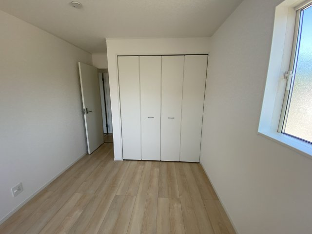 ～本日のご見学も可能です～　【新築建売住宅】　いわき市仁井田町　第2　5号棟の収納|◆収納スペースの写真です◆　十分な広さがあるので収納には困りませんね♪　お手持ちの衣類ケースなども置ける大空間で、寝室がスッキリ使えます。


