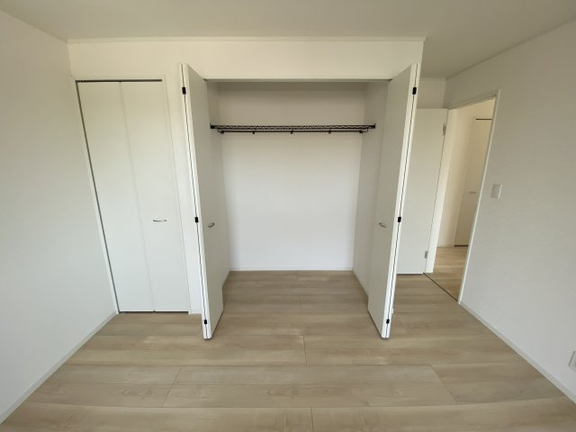 ～本日のご見学も可能です～　【新築建売住宅】　いわき市仁井田町　第2　5号棟の収納|◆収納スペースの写真です◆　十分な広さがあるので収納には困りませんね♪　お手持ちの衣類ケースなども置ける大空間で、寝室がスッキリ使えます。