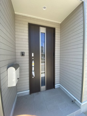 ～本日のご見学も可能です～　【新築建売住宅】　いわき市仁井田町　第2　5号棟の玄関|◆玄関の写真です◆
お洒落な玄関からの外出は気分が良いですね♪　　玄関床タイルは、掃除がしやすく、表面はノンスリップ仕上なので、雨の日 もすべりにくくて安心です。




