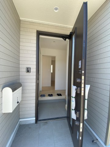 ～本日のご見学も可能です～　【新築建売住宅】　いわき市仁井田町　第2　5号棟の玄関|◆玄関の写真です◆
家族の帰りを待ち、訪れる方を優しく迎える。
そんな安らぎに満ちた生活空間にピッタリの玄関ですね♪（＾＾）

