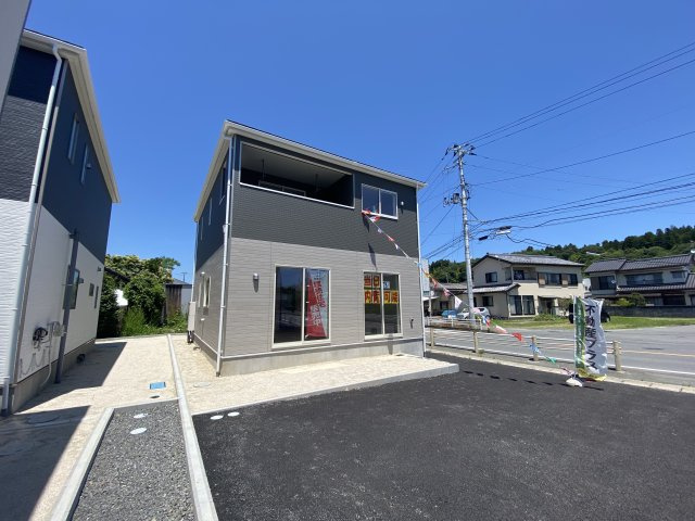 ～本日のご見学も可能です～　【新築建売住宅】　いわき市仁井田町　第2　5号棟の駐車場|◆カースペースの写真です◆
陽当りの良い駐車場は週末の洗車も快適です♪お車の他にも、自転車をとめられそうなスペースもございます。
