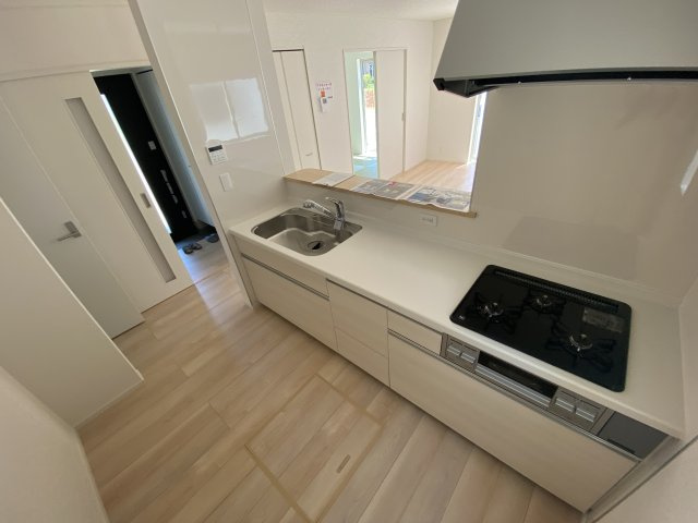 ～本日のご見学も可能です～　【新築建売住宅】　いわき市仁井田町　第2　5号棟のキッチン|■□■キッチンの写真です■□■　システムキッチンは見た目スッキリなのに収納力たっぷりです♪さらに床下収納もありますので、物が多くなりがちなキッチンもスッキリとしていられそうです。