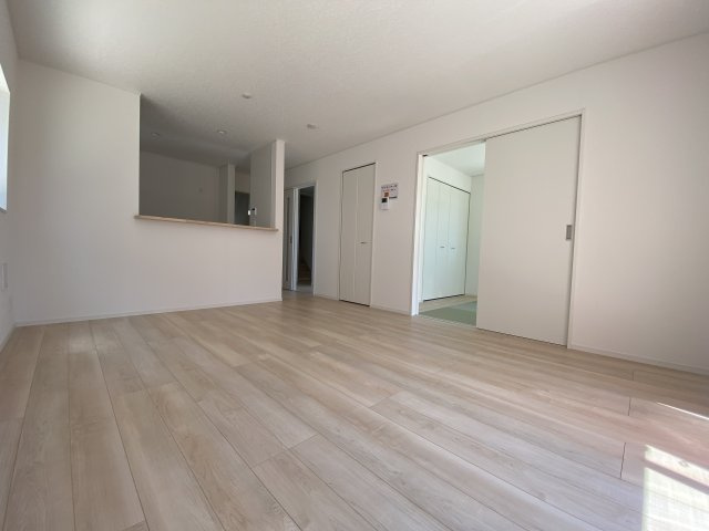 ～本日のご見学も可能です～　【新築建売住宅】　いわき市仁井田町　第2　5号棟の居間・リビング|■□■リビングの写真です■□■　広いリビングで快適に、ゆったりと過ごせますね♪