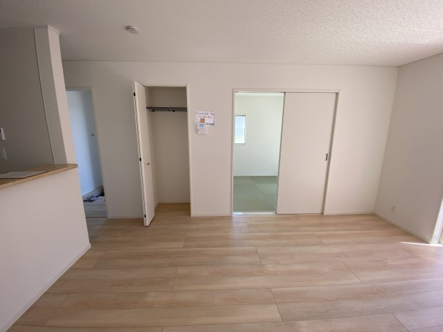 ～本日のご見学も可能です～　【新築建売住宅】　いわき市仁井田町　第2　5号棟の居間・リビング|■□■リビングの写真です■□■　家族団らんの時間が増えそうなリビングですね。