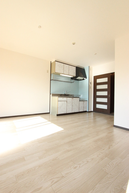 ハイツ岡村の居間・リビング