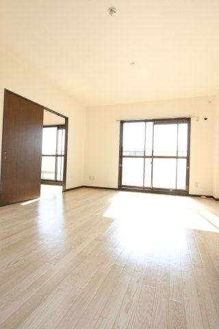 ハイツ岡村の居間・リビング