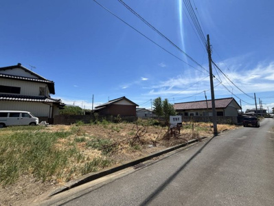 【前面道路含む現地写真】 | 【境下渕名第1期　現地外観】
※令和7年8月時点