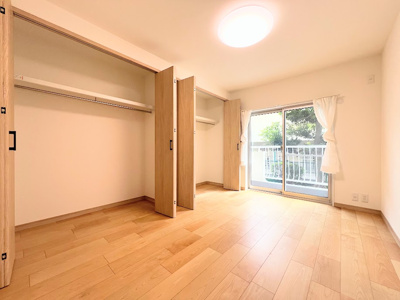 【洋室】 | 白山スカイマンション | 【モデルルーム】◆柔らかい陽光が差し込む明るいお部屋を演出する設計。彩光の取れる窓が気持ちの良いお部屋を創り上げます。