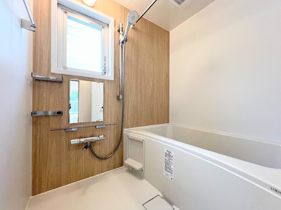 【浴室】 | 白山スカイマンション | 【モデルルーム】◆モダンデザインの空間が気持ちよさを高めてくれるバスルーム。すっきりとした清潔感の中に都会的なセンスが感じられ、心身をリフレッシュできる寛ぎを深めてくれるスペースです。