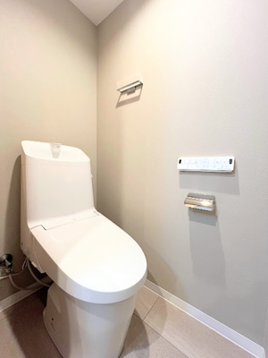 【トイレ】 | 白山スカイマンション | 【モデルルーム】◆清潔感のある白を基調とした落ち着ける空間。小窓をもうけていますので、こもりやすい空気の入れ替えも簡単に行えますね！