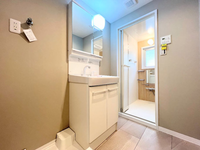 【その他】 | 白山スカイマンション | 【モデルルーム】◆三面鏡裏や、シンクしたにも多数収納を備えた、広々とした洗面化粧台。窓のある明るい洗面所で毎日の身支度も気持ち良くお使い頂けます。