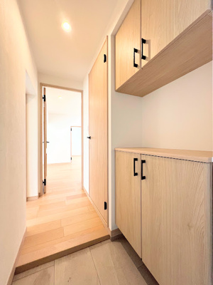 【玄関】 | 白山スカイマンション | 【モデルルーム】◆明るい玄関です！散らかりやすい玄関もスッキリする大容量のシューズボックス付き。