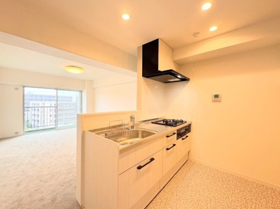 【キッチン】 | 白山スカイマンション | 【モデルルーム】◆柔らかな色合いのフローリングと清潔感のあふれる白のクロスが明るい空間を創り出しているリビングダイニング。家族の集まる憩いの場にふさわしいです。