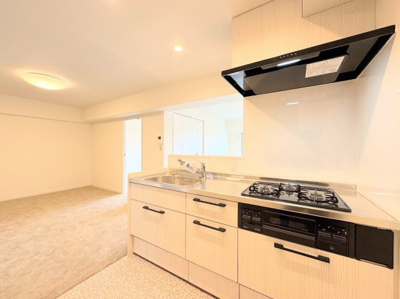 【キッチン】 | 白山スカイマンション | 【モデルルーム】◆デザイン性と機能性を兼ね備えたキッチンです。リビングスペースとの一体感が生まれ、広々空間を演出してくれます。