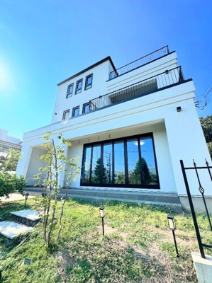 【外観】 | ◆◇横浜市青葉区美しが丘三丁目　中古戸建◇◆ | ◆堂々たる趣ながら、主張し過ぎずどこか余裕を感じさせるシャープなフォルムで佇む邸宅は、晴天の空と照らし合わせる事で、本来あるべき完成形の姿を見せてくれます。